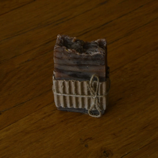Image de savon au cacao nourrissant et antioxydant | Le sens des choses, boutique en ligne de produits artisanaux, naturels et écoresponsables, fabriqués en France ou en Europe : savons artisanaux, bougies parfumées, accessoires zéro déchet.