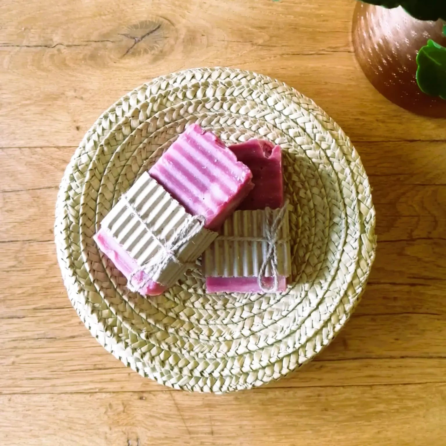 savon au calendula — apaisant & cicatrisant | Le sens des choses, boutique en ligne de produits artisanaux, naturels et écoresponsables fabriqués en France ou en Europe.