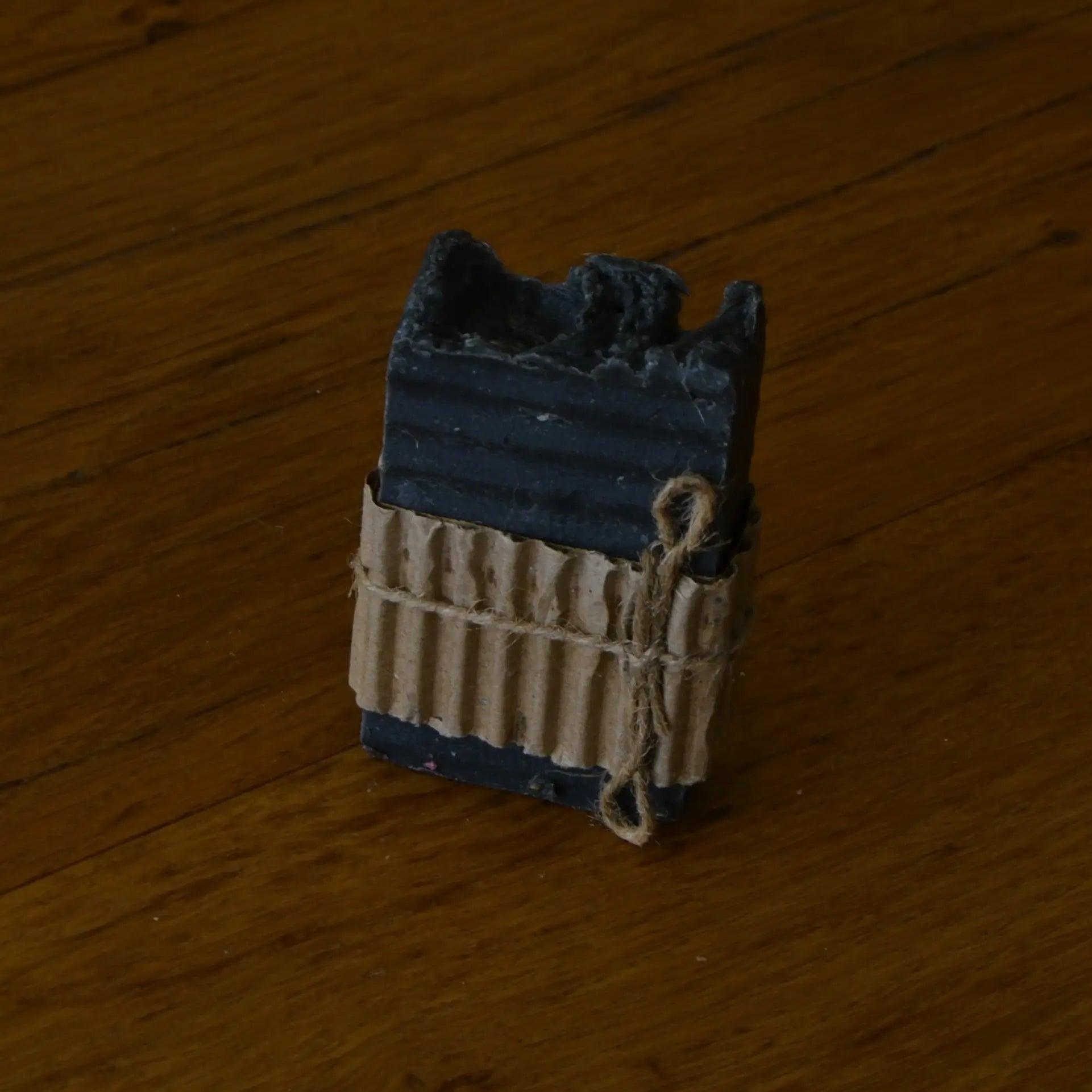 Image de Savon naturel au charbon actif purifiant et détoxifiant | Le sens des choses — boutique artisanale de savons et bougies parfumées naturels fabriqués en France