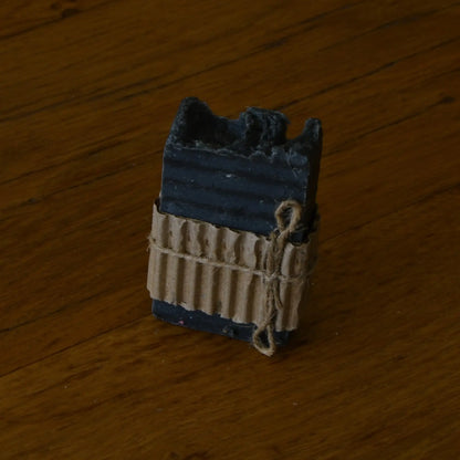 Image de Savon naturel au charbon actif purifiant et détoxifiant | Le sens des choses — boutique artisanale de savons et bougies parfumées naturels fabriqués en France