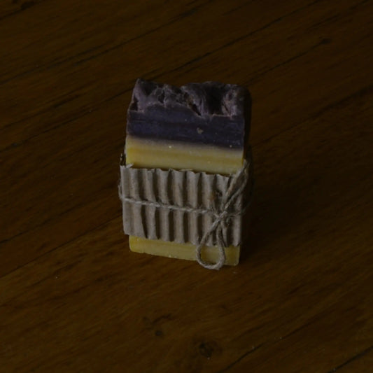 Image de savon au soufre purifiant et antibactérien | Le sens des choses, boutique en ligne de produits artisanaux, naturels et écoresponsables, fabriqués en France ou en Europe : savons artisanaux, bougies parfumées, accessoires zéro déchet.