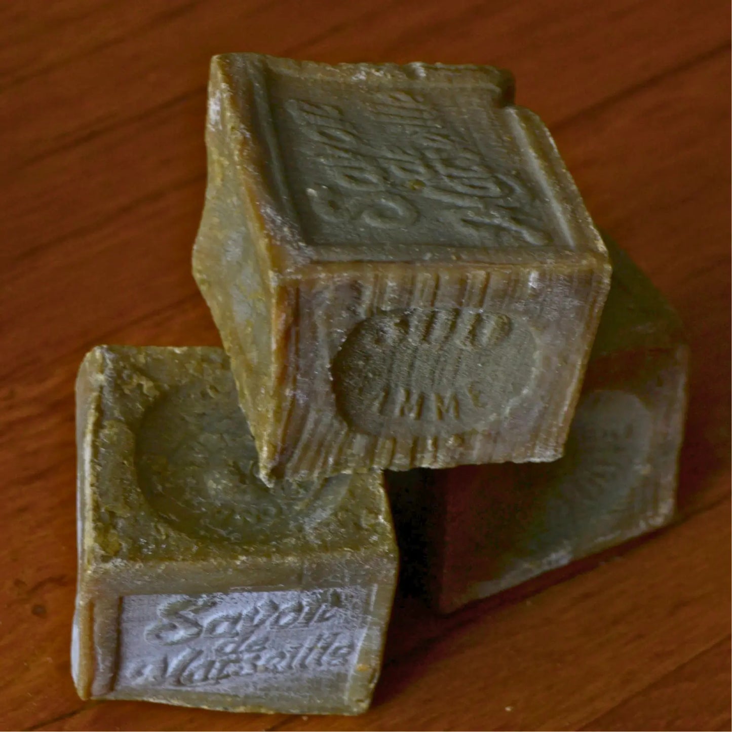 Image de Savon de Marseille traditionnel — 72 % d’huile d’olive | Le sens des choses – boutique artisanale éthique de bougies parfumées et savons naturels fabriqués en France