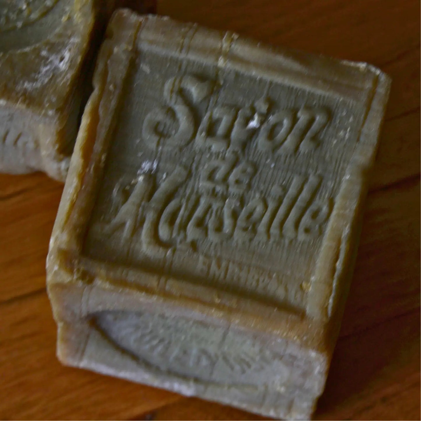 Image de Savon de Marseille traditionnel — 72 % d’huile d’olive | Le sens des choses – boutique artisanale éthique de bougies parfumées et savons naturels fabriqués en France