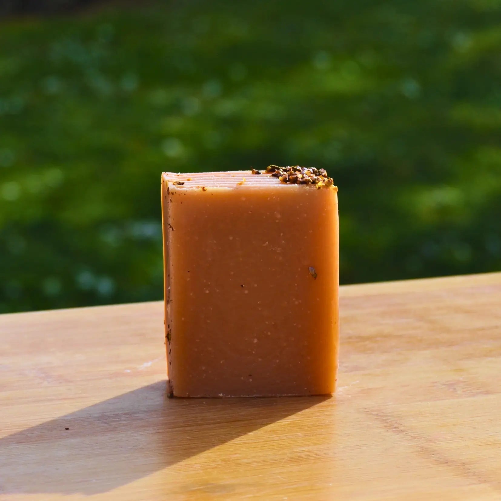Savon surgras à la fleur de Tiaré | Savon solide naturel artisanal fabriqué par saponification à froid