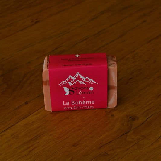 Image de savon BIO géranium et bergamote « La Bohème » (surgras 6 %) | Le sens des choses, boutique en ligne de produits artisanaux, naturels et écoresponsables, fabriqués en France ou en Europe : savons artisanaux, bougies parfumées, accessoires zéro déchet.