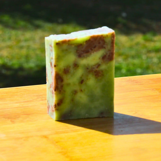 Savon surgras au thym | Savon solide naturel artisanal fabriqué par saponification à froid