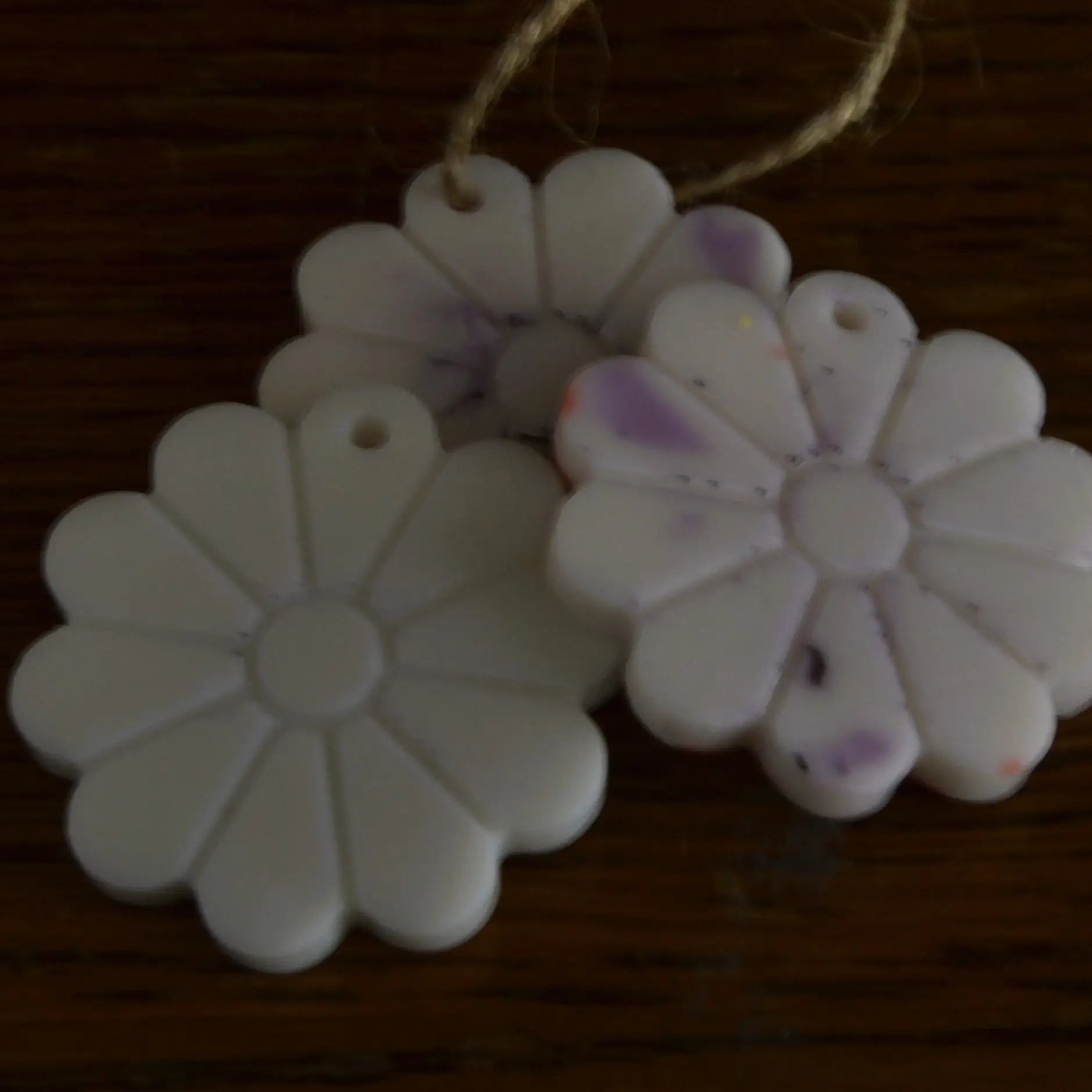 Image de Suspensions parfumées fleur de coton (bocal de 5 à 7 pièces) | Le sens des choses — boutique artisanale de savons et bougies parfumées naturels fabriqués en France