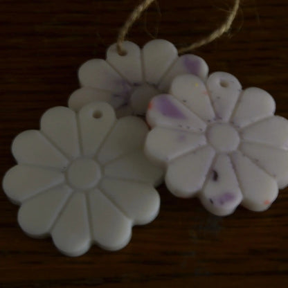 Image de Suspensions parfumées fleur de coton (bocal de 5 à 7 pièces) | Le sens des choses — boutique artisanale de savons et bougies parfumées naturels fabriqués en France