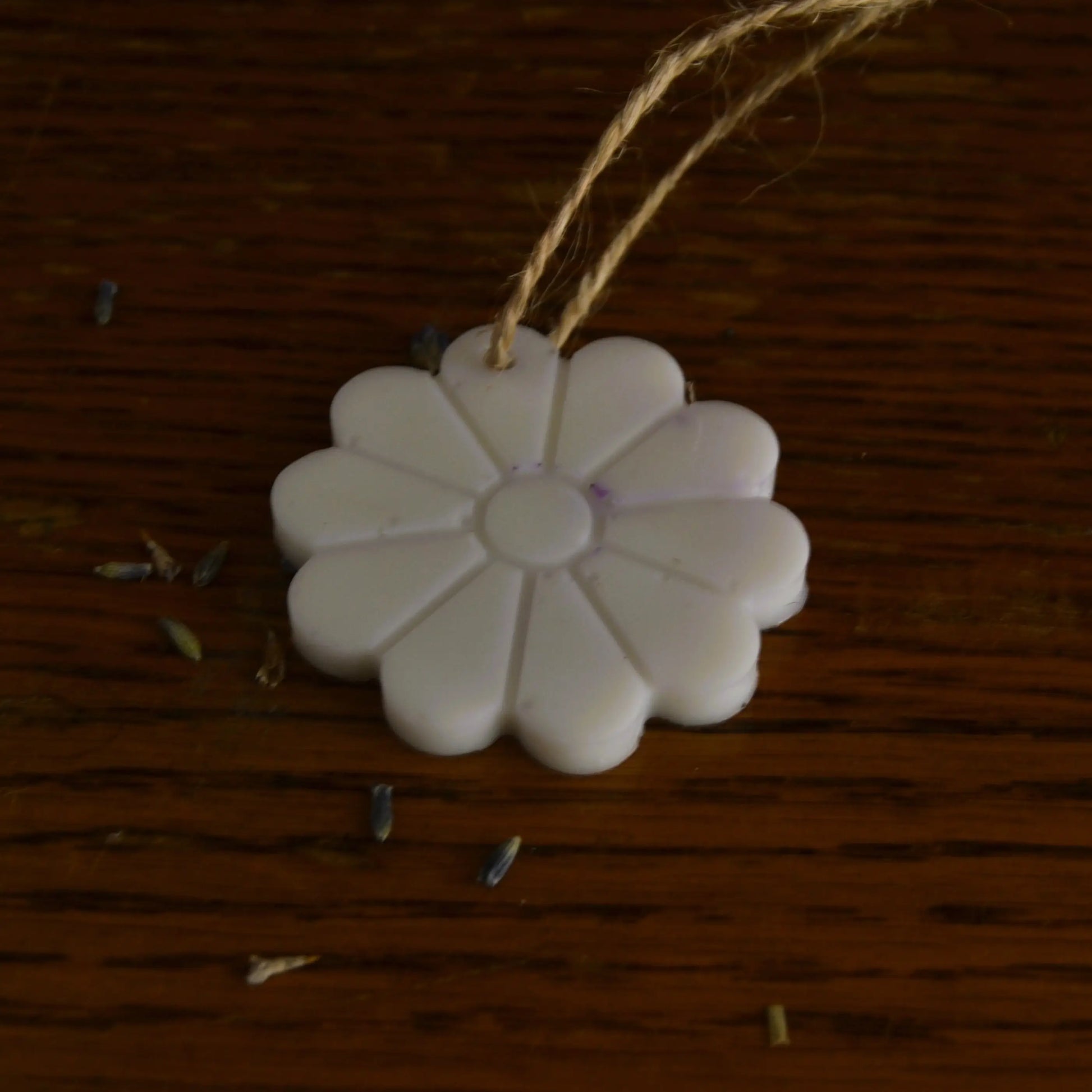 Image de Suspensions parfumées lavande et musc blanc (bocal de 5 à 7 pièces) | Le sens des choses — boutique artisanale de savons et bougies parfumées naturels fabriqués en France