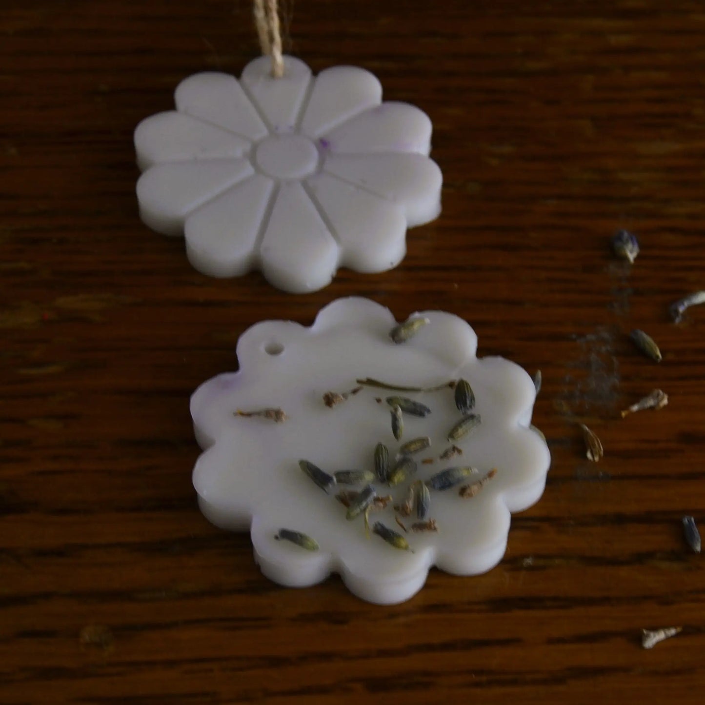 Image de Suspensions parfumées lavande et musc blanc (bocal de 5 à 7 pièces) | Le sens des choses — boutique artisanale de savons et bougies parfumées naturels fabriqués en France