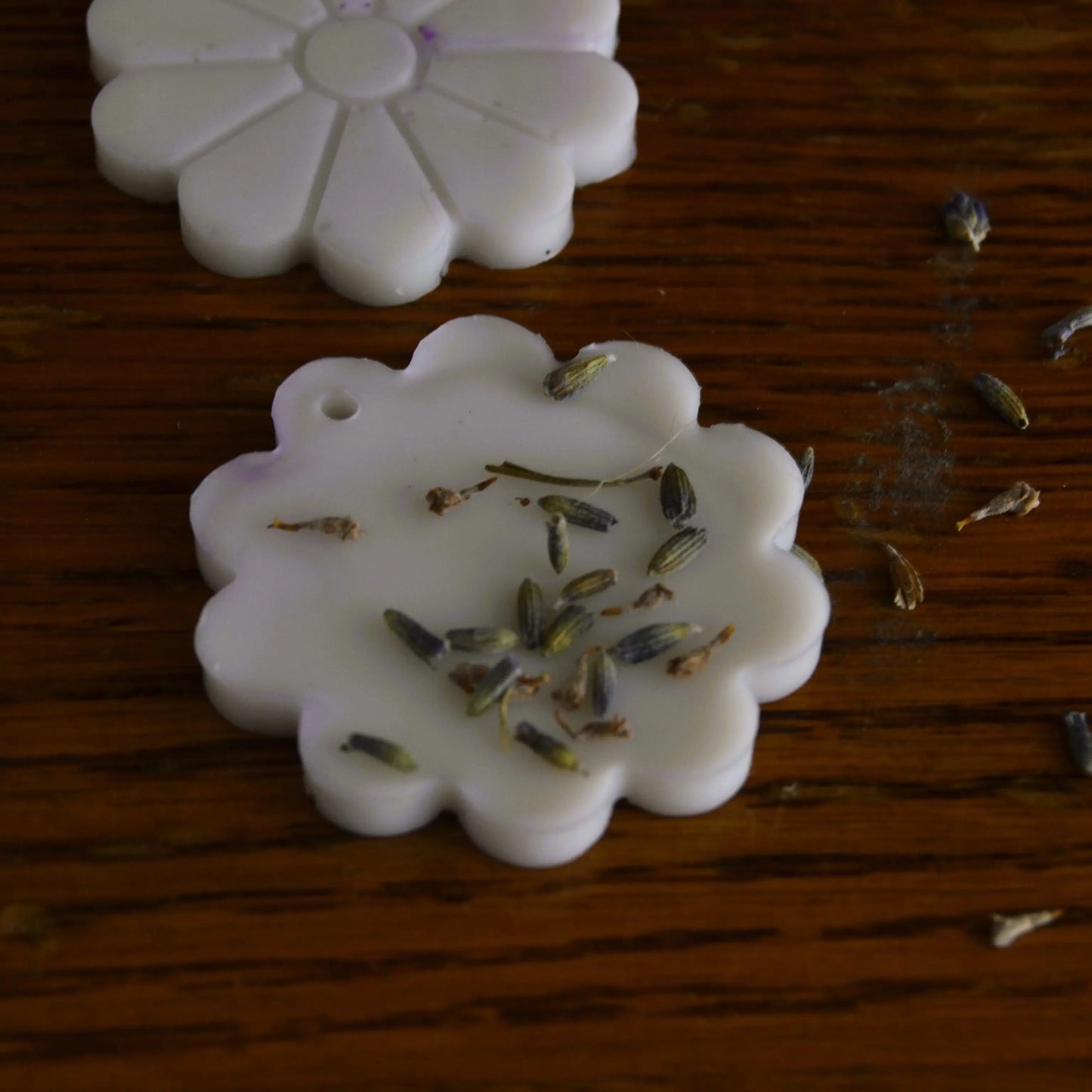 Image de Suspensions parfumées lavande et musc blanc (bocal de 5 à 7 pièces) | Le sens des choses — boutique artisanale de savons et bougies parfumées naturels fabriqués en France