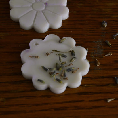 Image de Suspensions parfumées lavande et musc blanc (bocal de 5 à 7 pièces) | Le sens des choses — boutique artisanale de savons et bougies parfumées naturels fabriqués en France