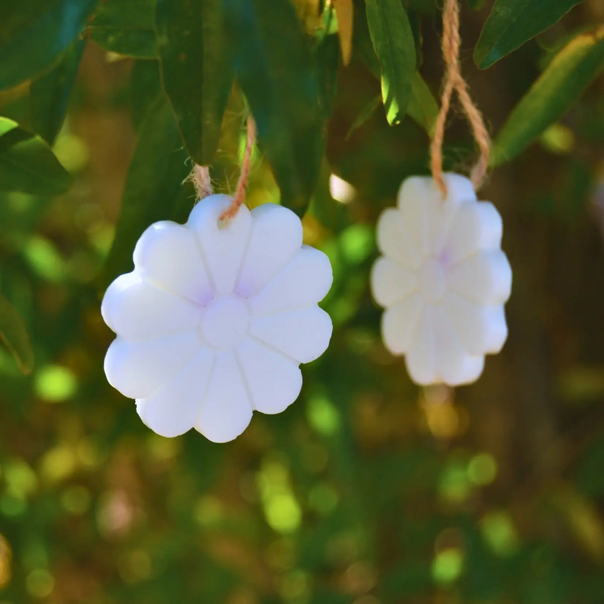 Suspensions parfumées artisanales en forme de fleurs