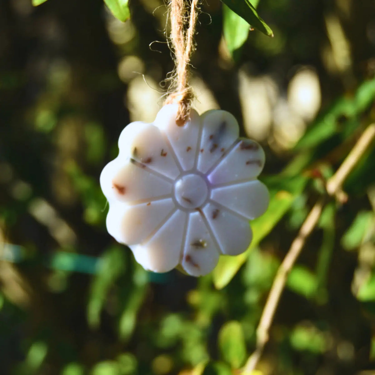 Suspensions parfumées artisanales en forme de fleurs
