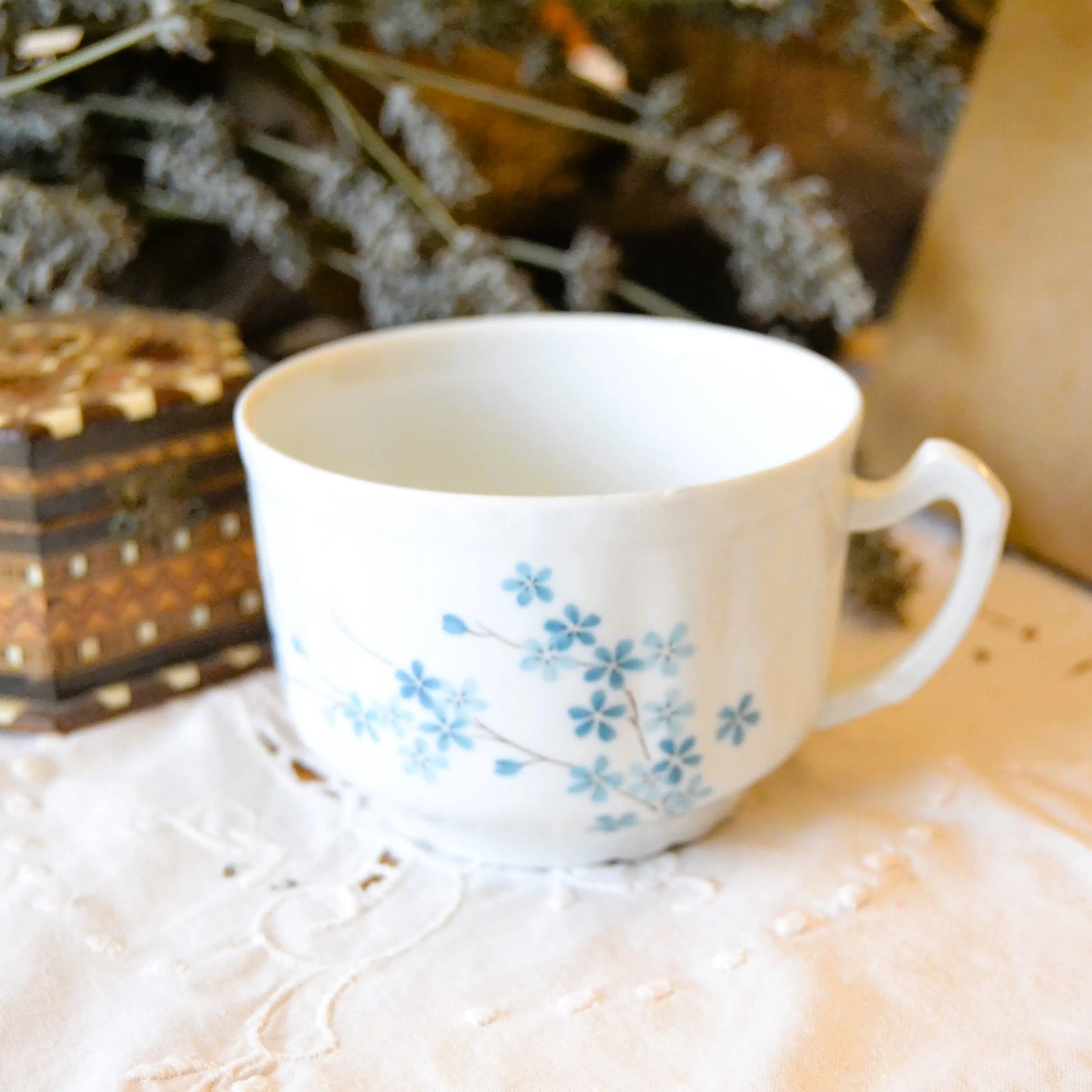 Image de Bougie décorative artisanale en porcelaine de Couleuvre — parfum au choix | Le sens des choses – boutique artisanale éthique de bougies parfumées et savons naturels fabriqués en France