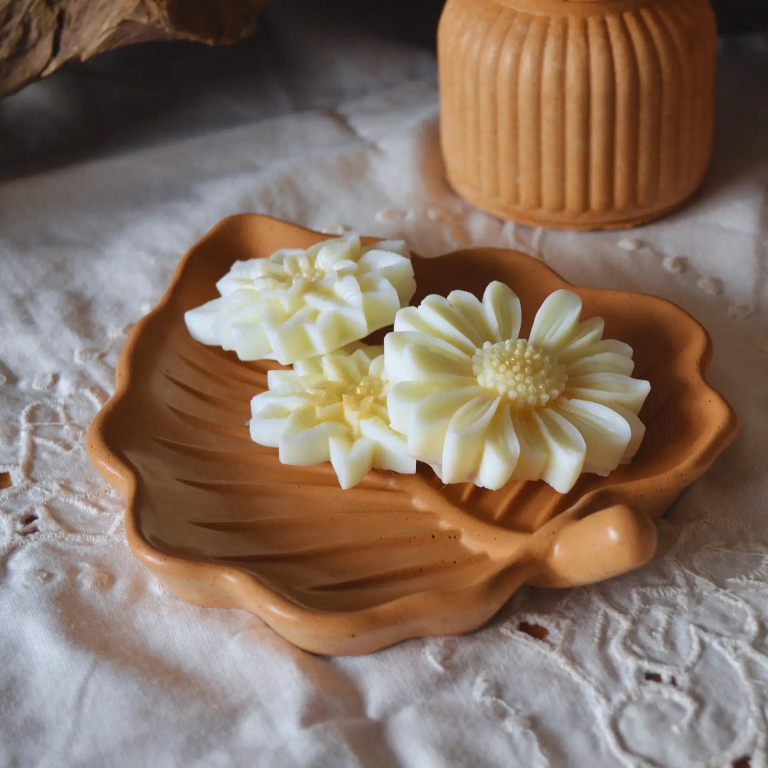 Daphné — Vide-poche en jesmonite – Création artisanale | Le sens des choses – Boutique de bougies parfumées végétales et objets décoratifs écoresponsables