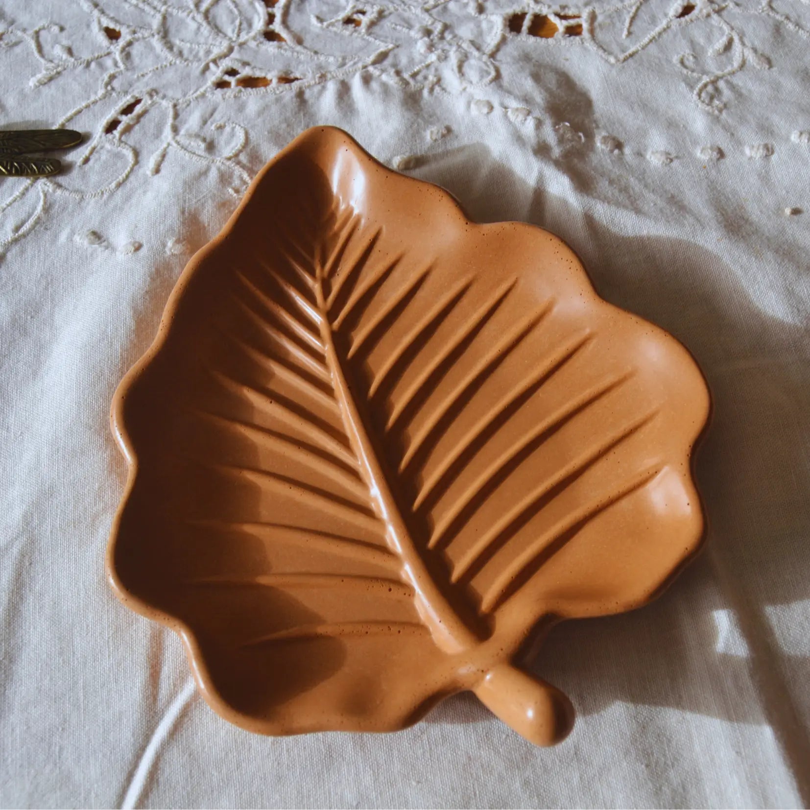 Daphné — Vide-poche en jesmonite – Création artisanale | Le sens des choses – Boutique de bougies parfumées végétales, décorations et savons