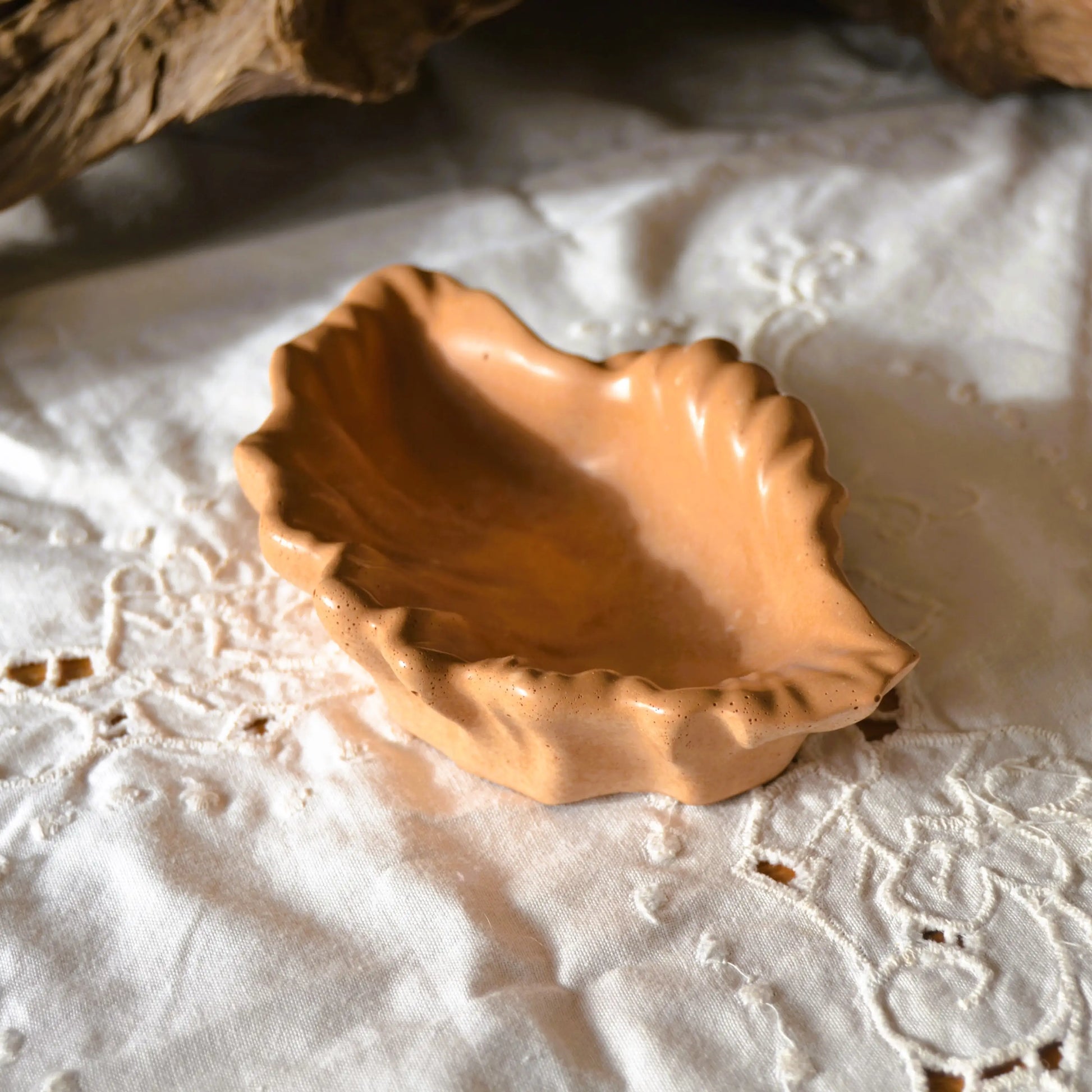 Image de Calliope — Vide-poche coquillage en jesmonite | Le sens des choses – boutique artisanale éthique de bougies parfumées et savons naturels fabriqués en France