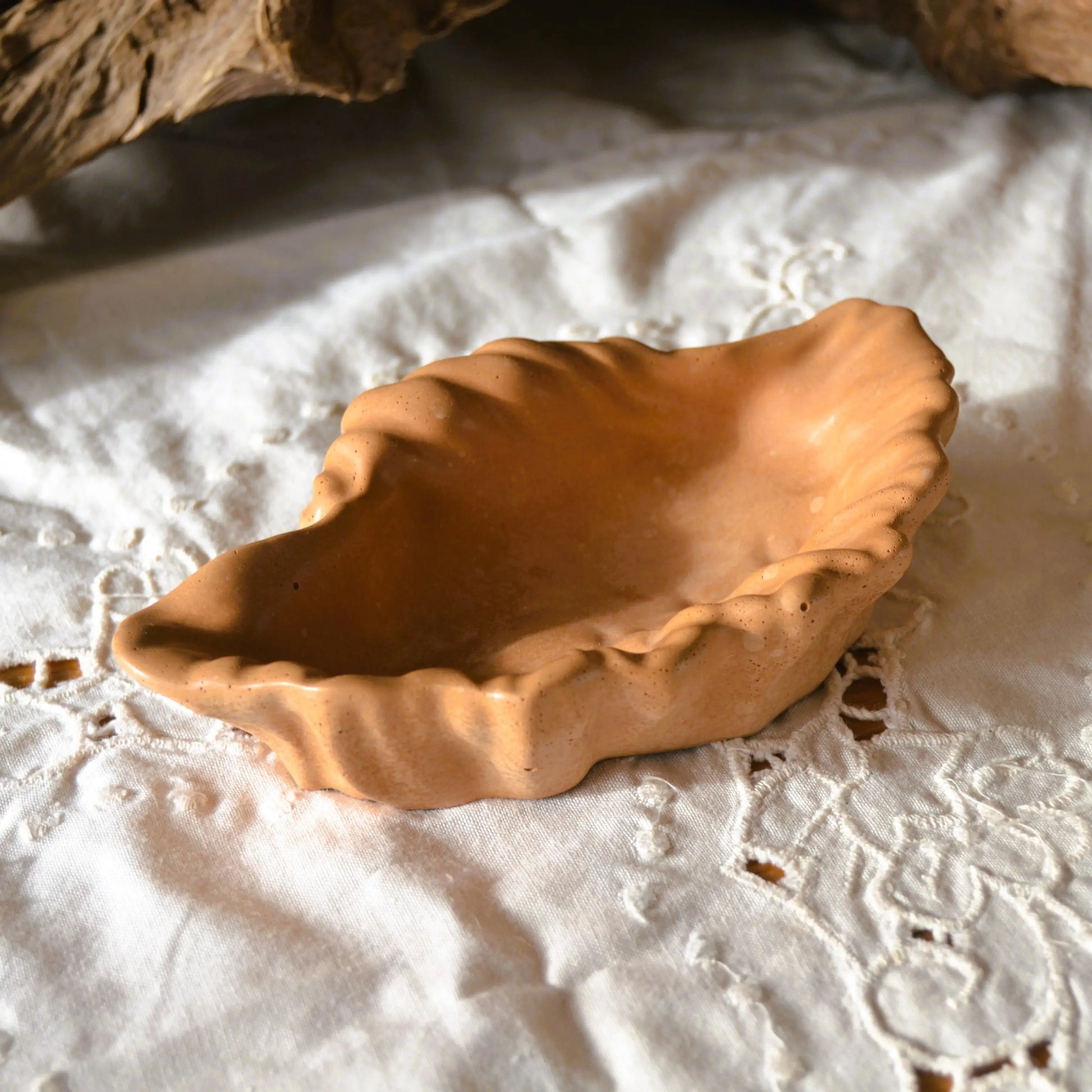 Image de Calliope — Vide-poche coquillage en jesmonite | Le sens des choses – boutique artisanale éthique de bougies parfumées et savons naturels fabriqués en France