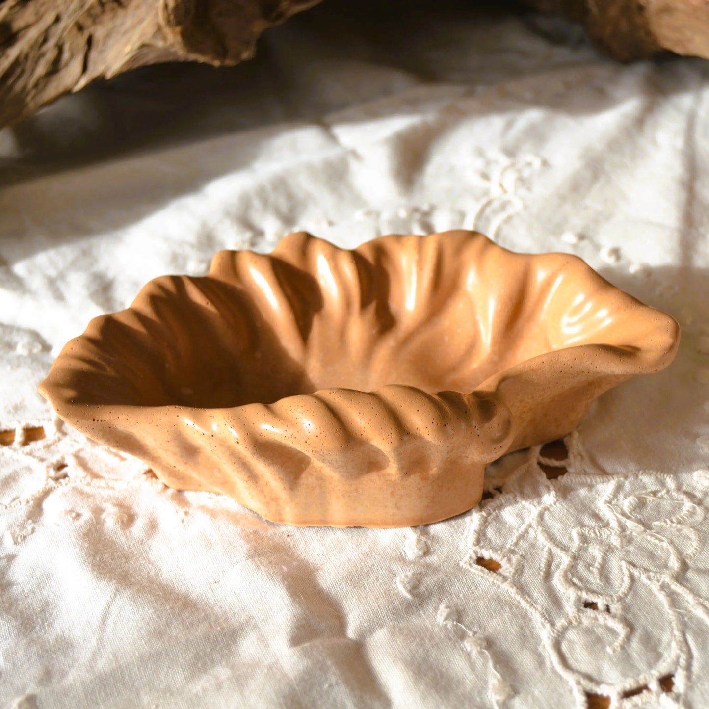 Image de Calliope — Vide-poche coquillage en jesmonite | Le sens des choses – boutique artisanale éthique de bougies parfumées et savons naturels fabriqués en France