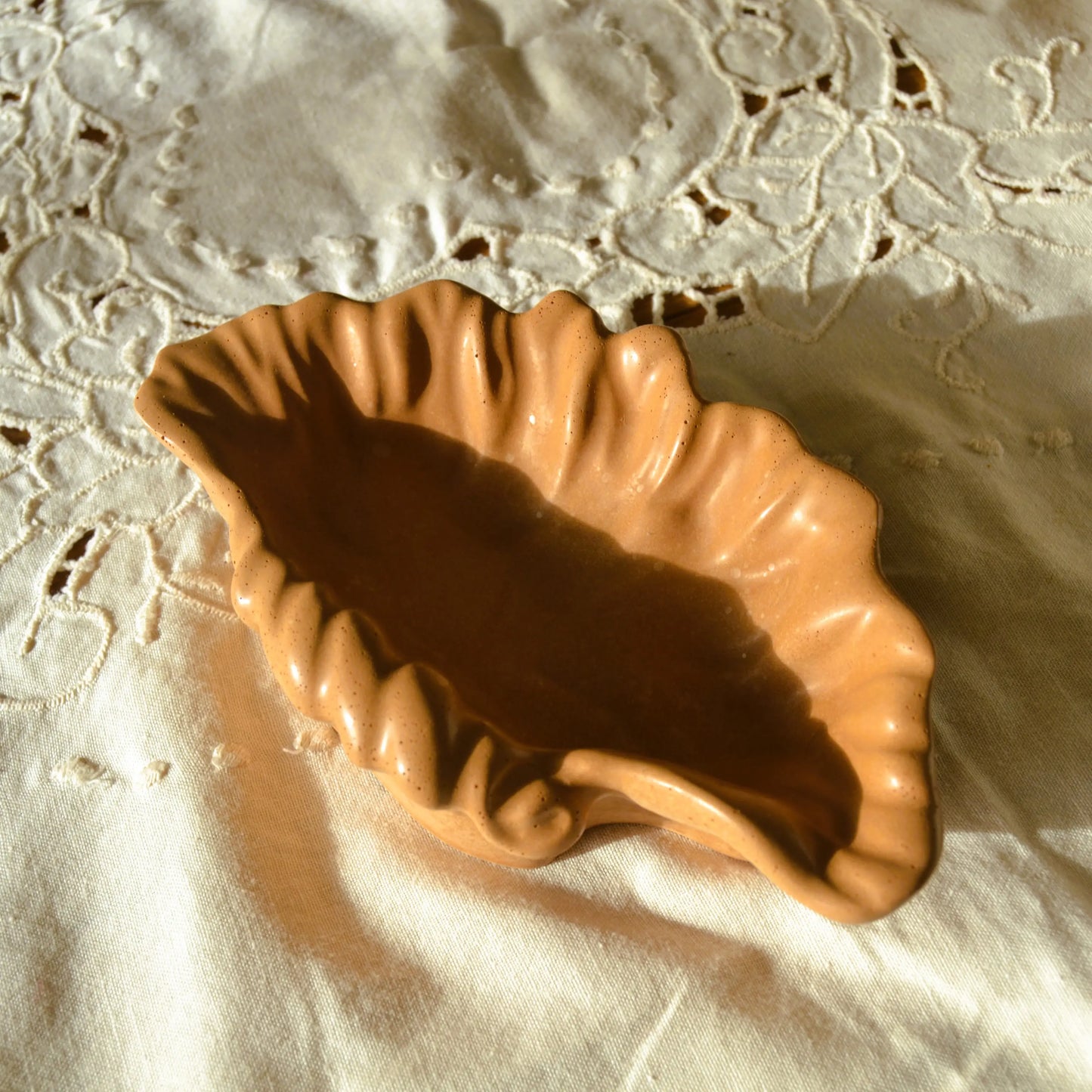 Image de Calliope — Vide-poche coquillage en jesmonite | Le sens des choses – boutique artisanale éthique de bougies parfumées et savons naturels fabriqués en France