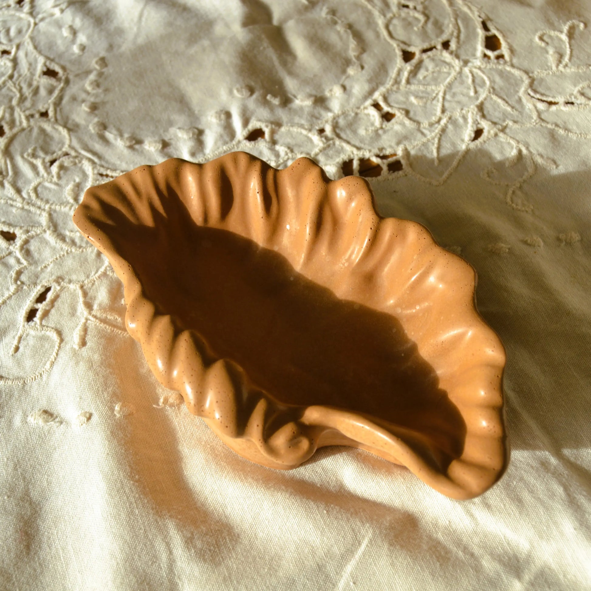 Image de Calliope — Vide-poche coquillage en jesmonite | Le sens des choses – boutique artisanale éthique de bougies parfumées et savons naturels fabriqués en France