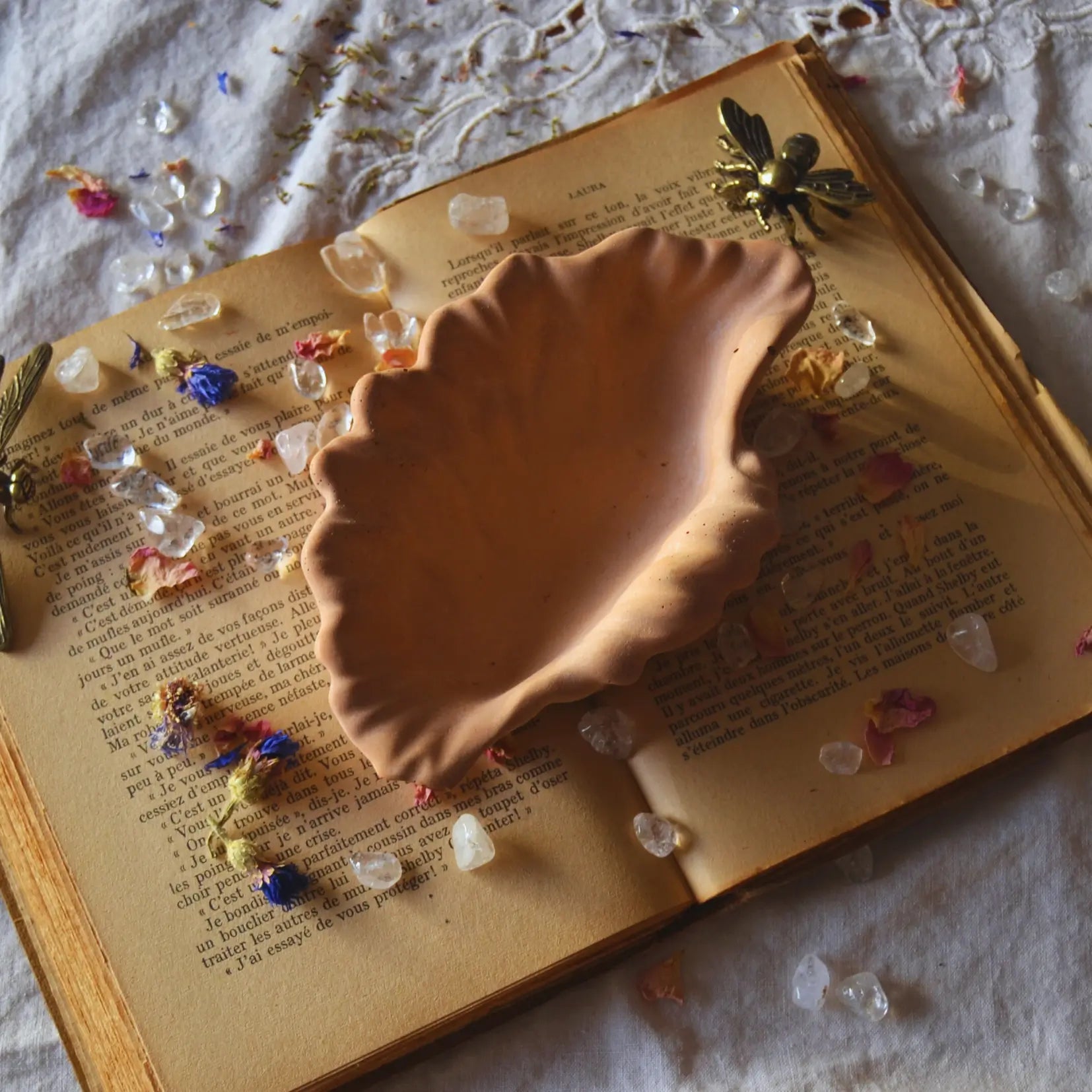 Calliope — Vide-poche coquillage en jesmonite – Création artisanale | Le sens des choses – Boutique de bougies parfumées végétales, décorations et savons