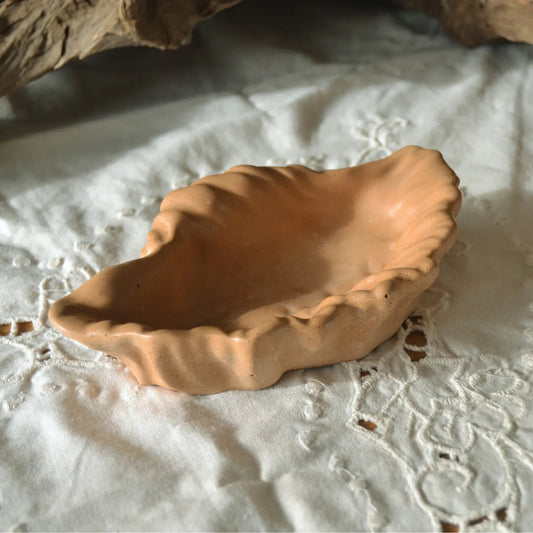 Calliope — Vide-poche coquillage en jesmonite – Création artisanale | Le sens des choses – Boutique de bougies parfumées végétales et objets décoratifs écoresponsables