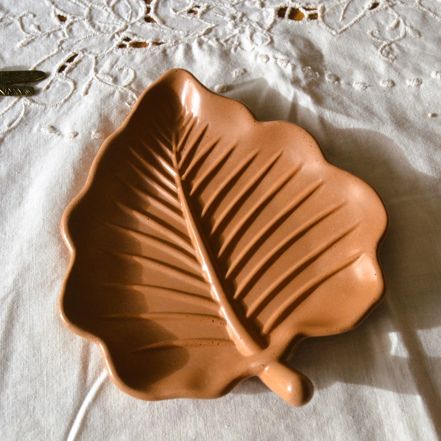 Image de Daphné — Vide-poche en jesmonite | Le sens des choses – boutique artisanale éthique de bougies parfumées et savons naturels fabriqués en France