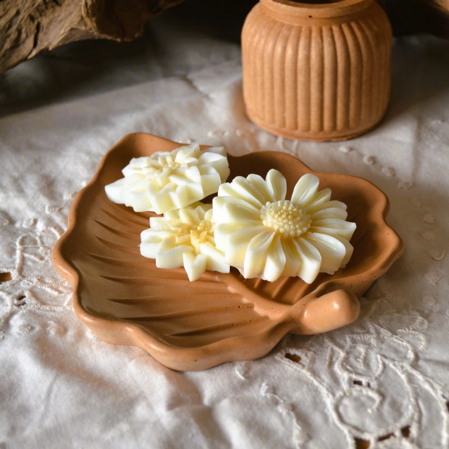 Daphné — Vide-poche en jesmonite – Création artisanale | Le sens des choses – Boutique de bougies parfumées végétales et objets décoratifs écoresponsables