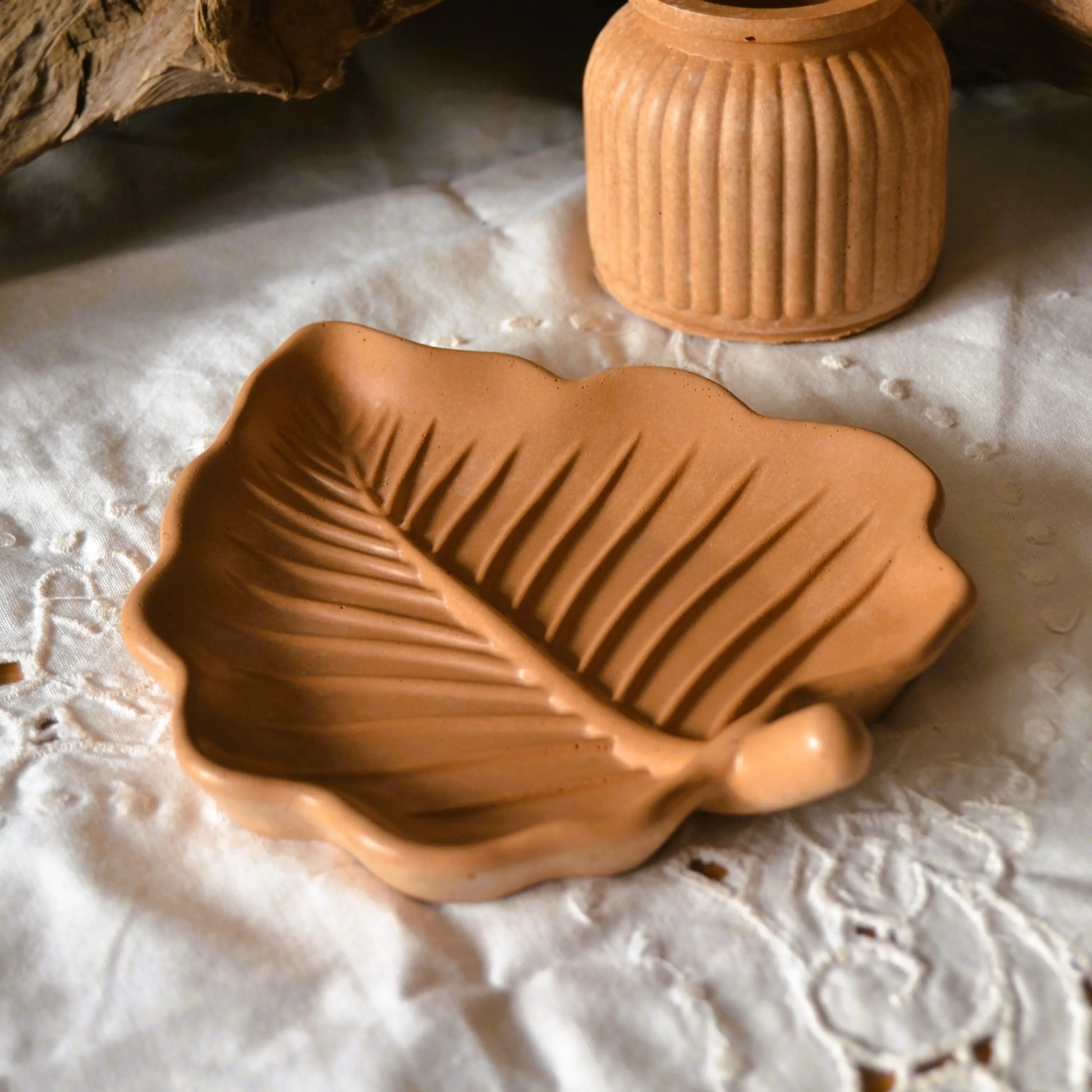 Image de Daphné — Vide-poche en jesmonite | Le sens des choses – boutique artisanale éthique de bougies parfumées et savons naturels fabriqués en France