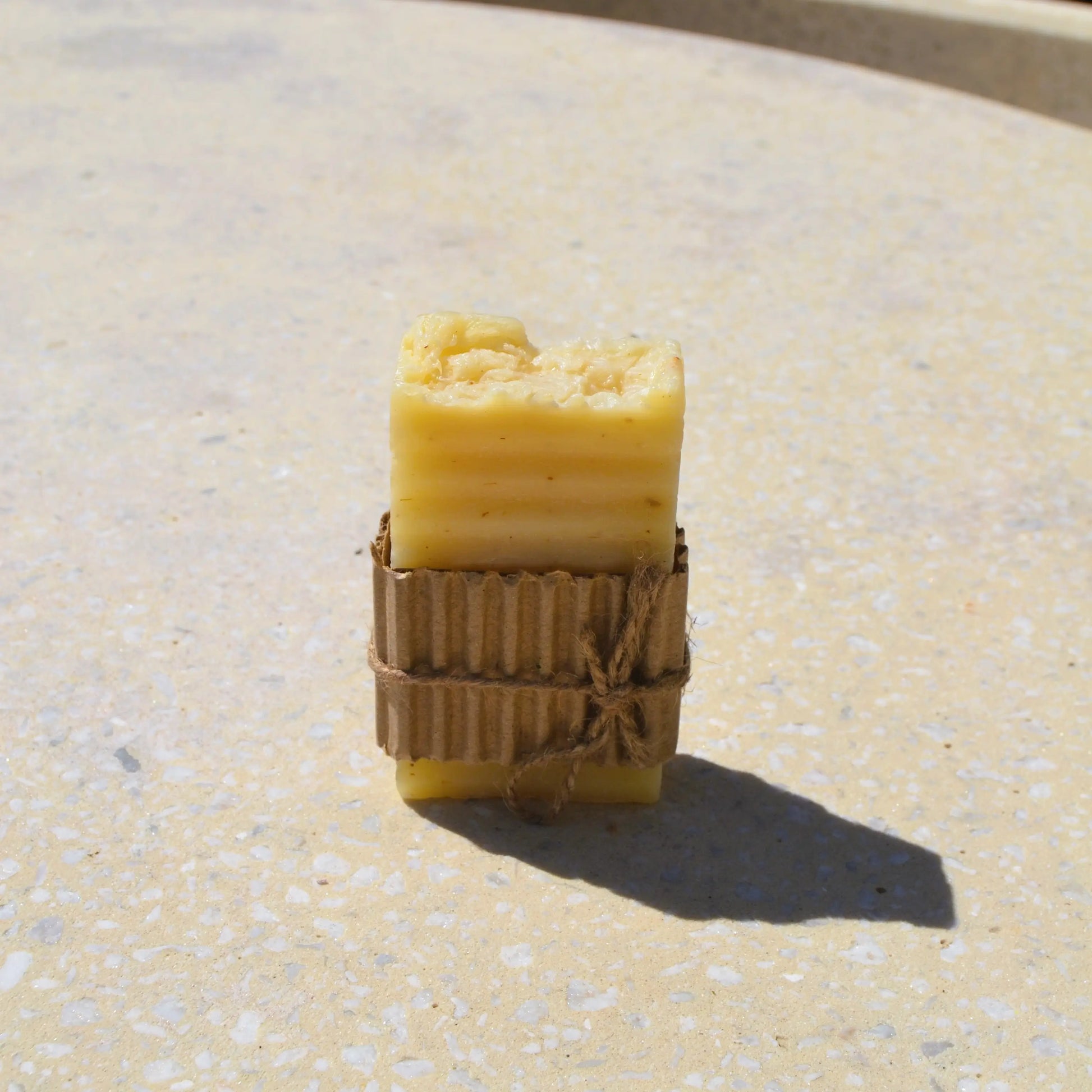 Image de savon à l’arnica — apaisant et réparateur | Le sens des choses, boutique en ligne de produits artisanaux, naturels et écoresponsables, fabriqués en France ou en Europe : savons artisanaux, bougies parfumées, accessoires zéro déchet.