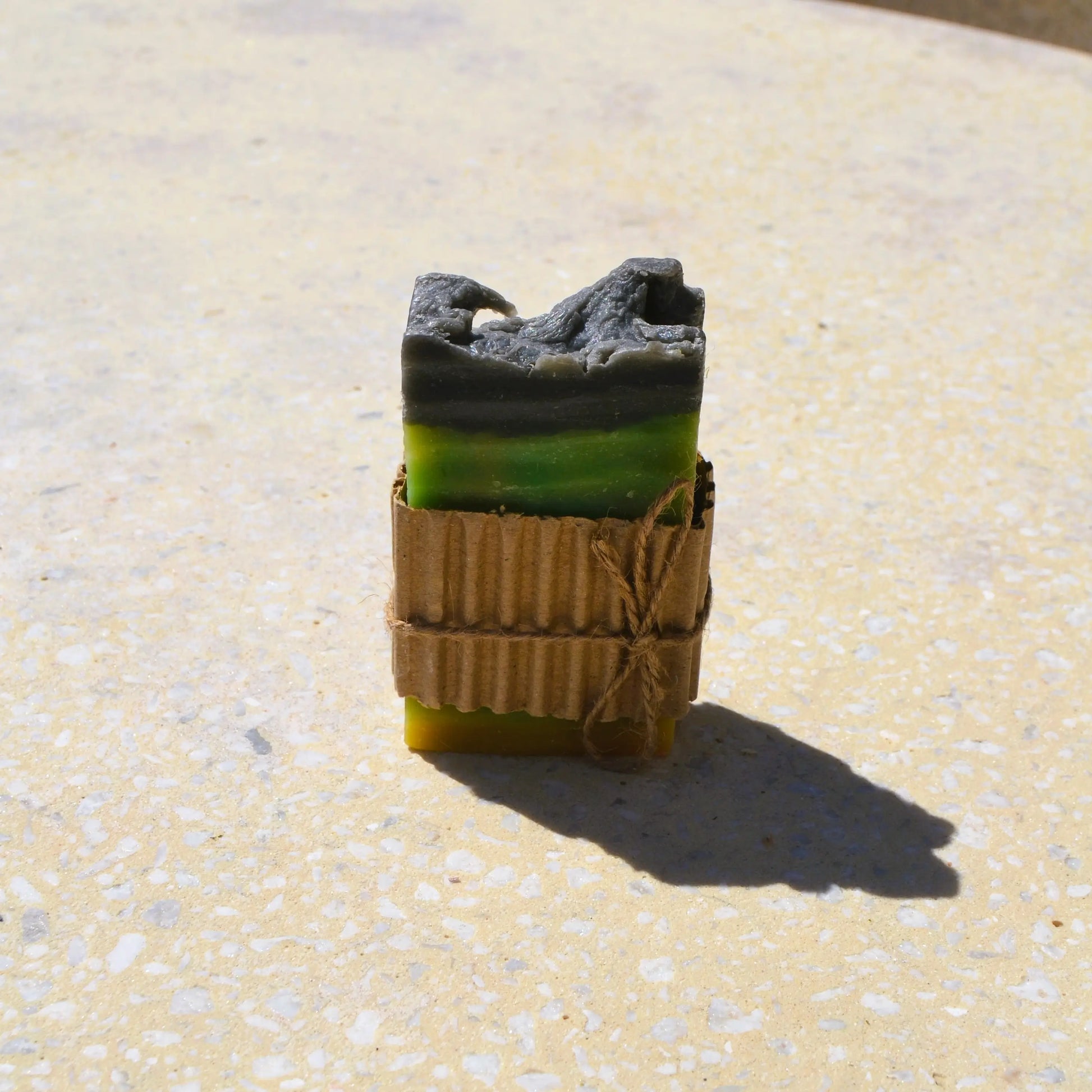 savon à l’avocat — hydratant et réparateur | Le sens des choses, boutique en ligne de produits artisanaux, naturels et écoresponsables fabriqués en France ou en Europe.