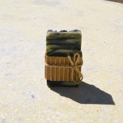 Image de savon à la boue marine — revitalisant et détoxifiant | Le sens des choses, boutique en ligne de produits artisanaux, naturels et écoresponsables, fabriqués en France ou en Europe : savons artisanaux, bougies parfumées, accessoires zéro déchet.