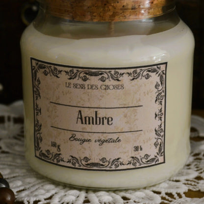 Image de bougie parfumée à l'ambre (nouveau !) | Le sens des choses, boutique en ligne de produits artisanaux, naturels et écoresponsables, fabriqués en France ou en Europe : savons artisanaux, bougies parfumées, accessoires zéro déchet.