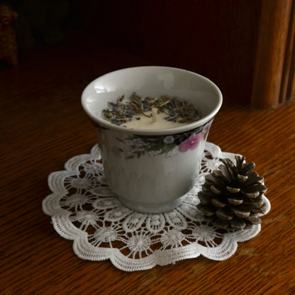 Bougie décorative artisanale tasse en porcelaine — motif floral et végétal