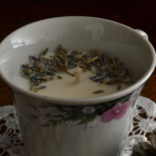 Bougie décorative artisanale tasse en porcelaine — motif floral et végétal