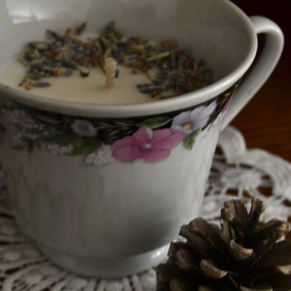Bougie décorative artisanale tasse en porcelaine — motif floral et végétal