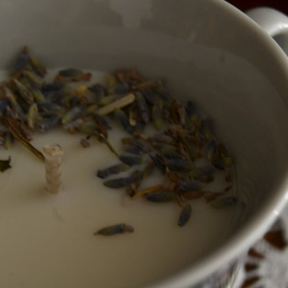 Bougie décorative artisanale tasse en porcelaine — motif floral et végétal