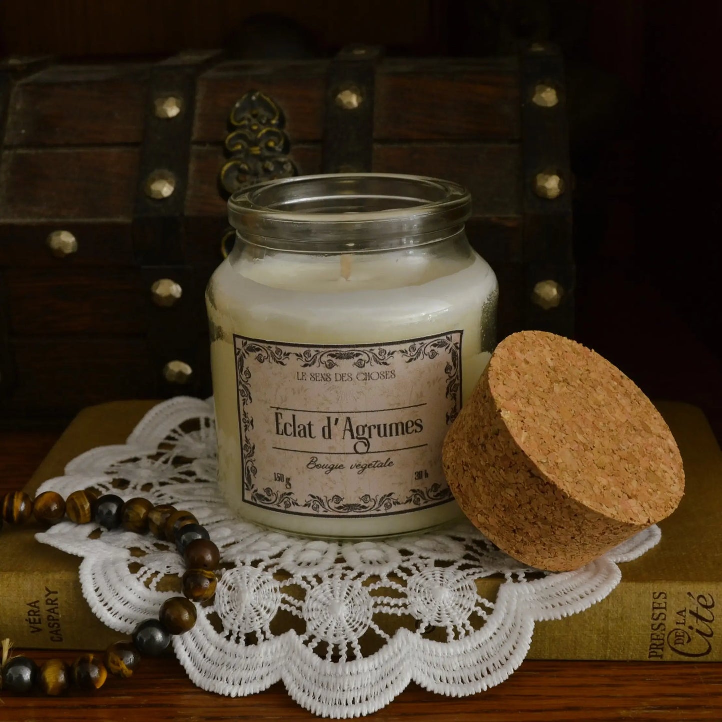 Image de bougie parfumée à l'éclat d'agrumes | Le sens des choses, boutique en ligne de produits artisanaux, naturels et écoresponsables, fabriqués en France ou en Europe : savons artisanaux, bougies parfumées, accessoires zéro déchet.