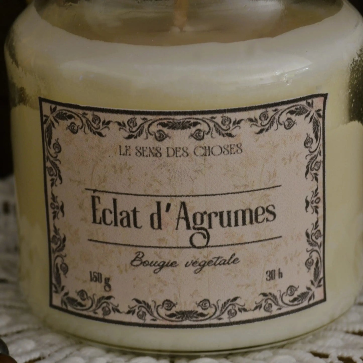 Image de bougie parfumée à l'éclat d'agrumes | Le sens des choses, boutique en ligne de produits artisanaux, naturels et écoresponsables, fabriqués en France ou en Europe : savons artisanaux, bougies parfumées, accessoires zéro déchet.