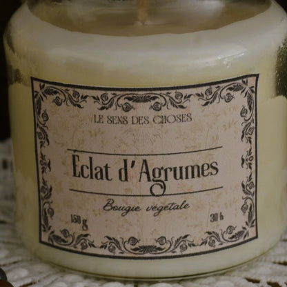 Image de bougie parfumée à l'éclat d'agrumes | Le sens des choses, boutique en ligne de produits artisanaux, naturels et écoresponsables, fabriqués en France ou en Europe : savons artisanaux, bougies parfumées, accessoires zéro déchet.