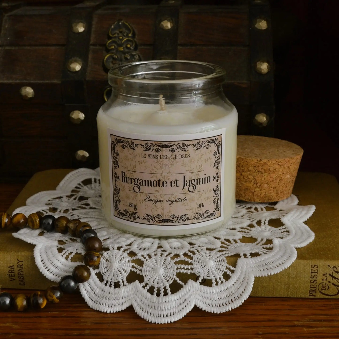 Image de bougie parfumée à la bergamote et jasmin | Le sens des choses, boutique en ligne de produits artisanaux, naturels et écoresponsables, fabriqués en France ou en Europe : savons artisanaux, bougies parfumées, accessoires zéro déchet.