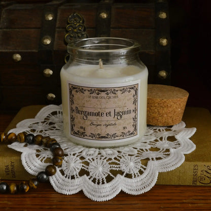 Image de bougie parfumée à la bergamote et jasmin | Le sens des choses, boutique en ligne de produits artisanaux, naturels et écoresponsables, fabriqués en France ou en Europe : savons artisanaux, bougies parfumées, accessoires zéro déchet.