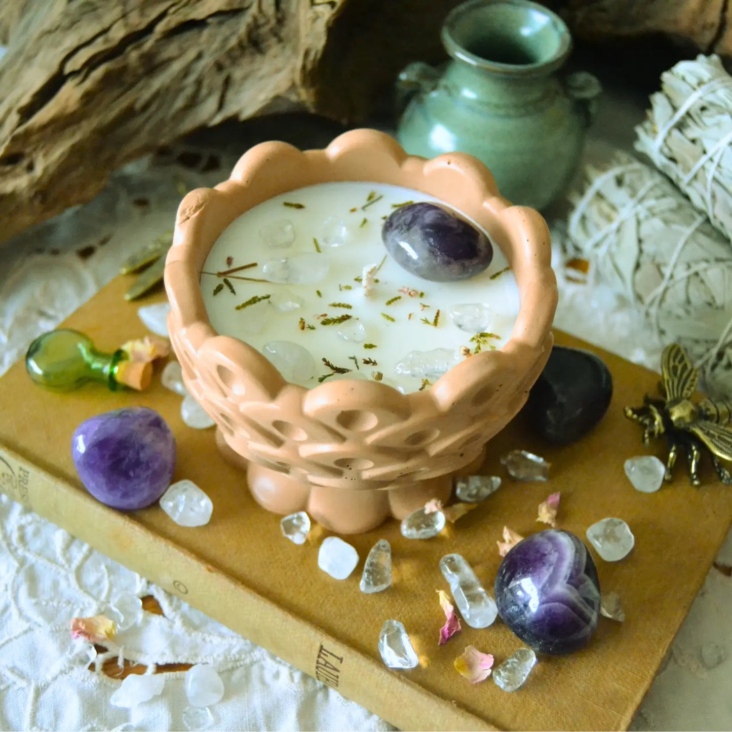 Bougie d'intention Sabbat Imbolc — Renouveau (Améthyste et Cristal de roche) – Création artisanale | Le sens des choses – Boutique de bougies parfumées végétales et objets décoratifs écoresponsables
