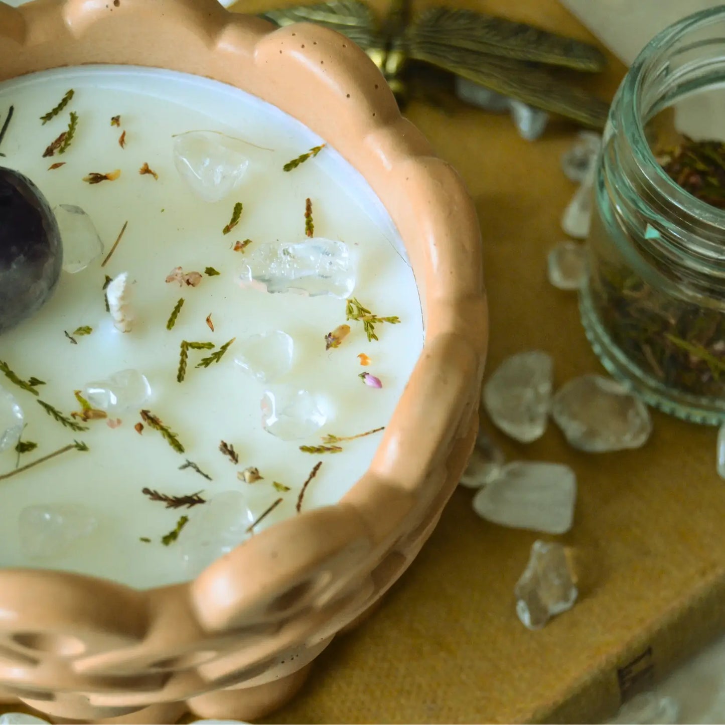 Bougie d'intention Sabbat Imbolc — Renouveau (Améthyste et Cristal de roche) – Création artisanale | Le sens des choses – Boutique de bougies parfumées végétales et objets décoratifs écoresponsables