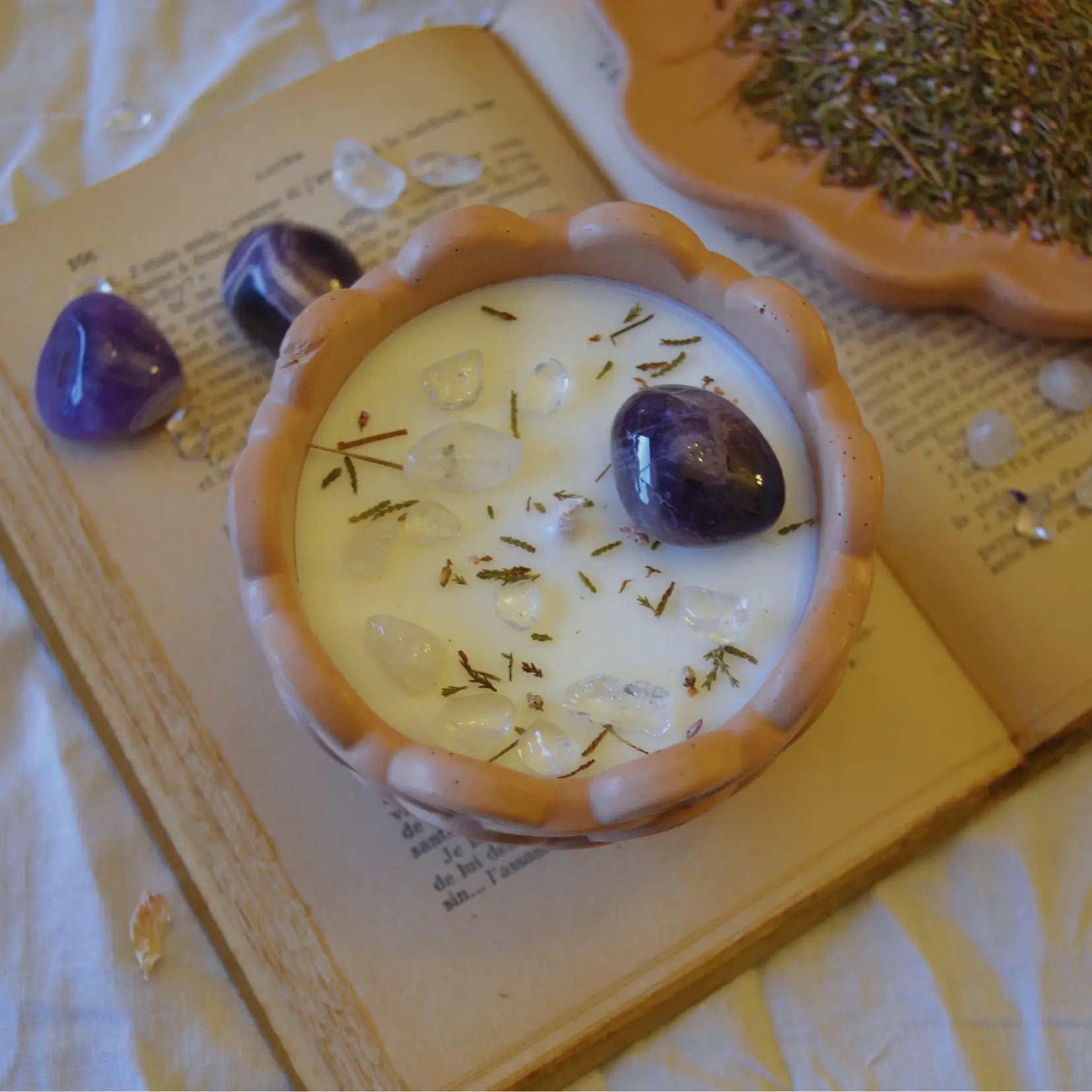 Bougie rituel d'intention sérénité et éveil — Améthyste et Cristal de roche – Création artisanale | Le sens des choses – Boutique de bougies parfumées végétales, décorations et savons