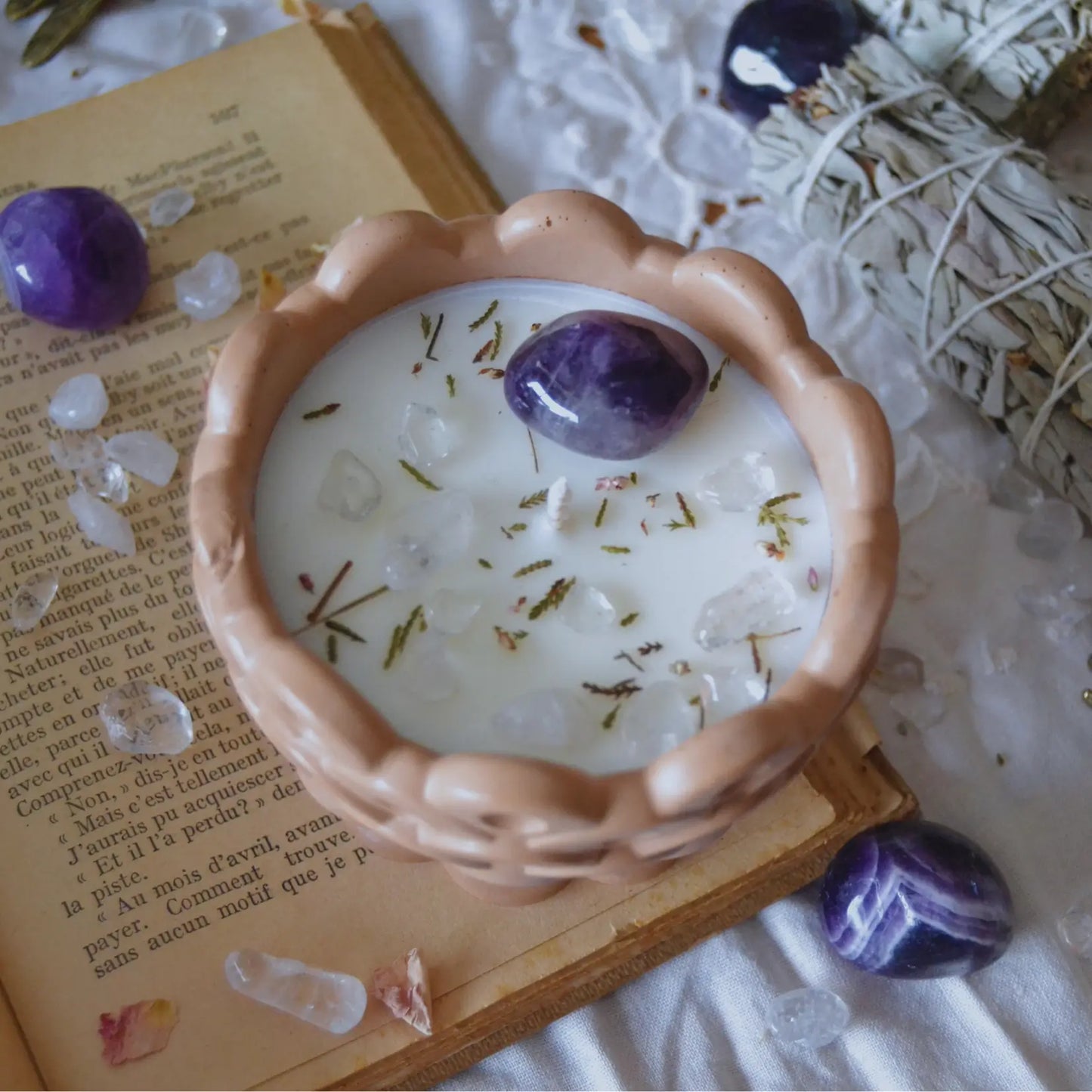 Bougie rituel d'intention sérénité et éveil — Améthyste et Cristal de roche – Création artisanale | Le sens des choses – Boutique de bougies parfumées végétales, décorations et savons