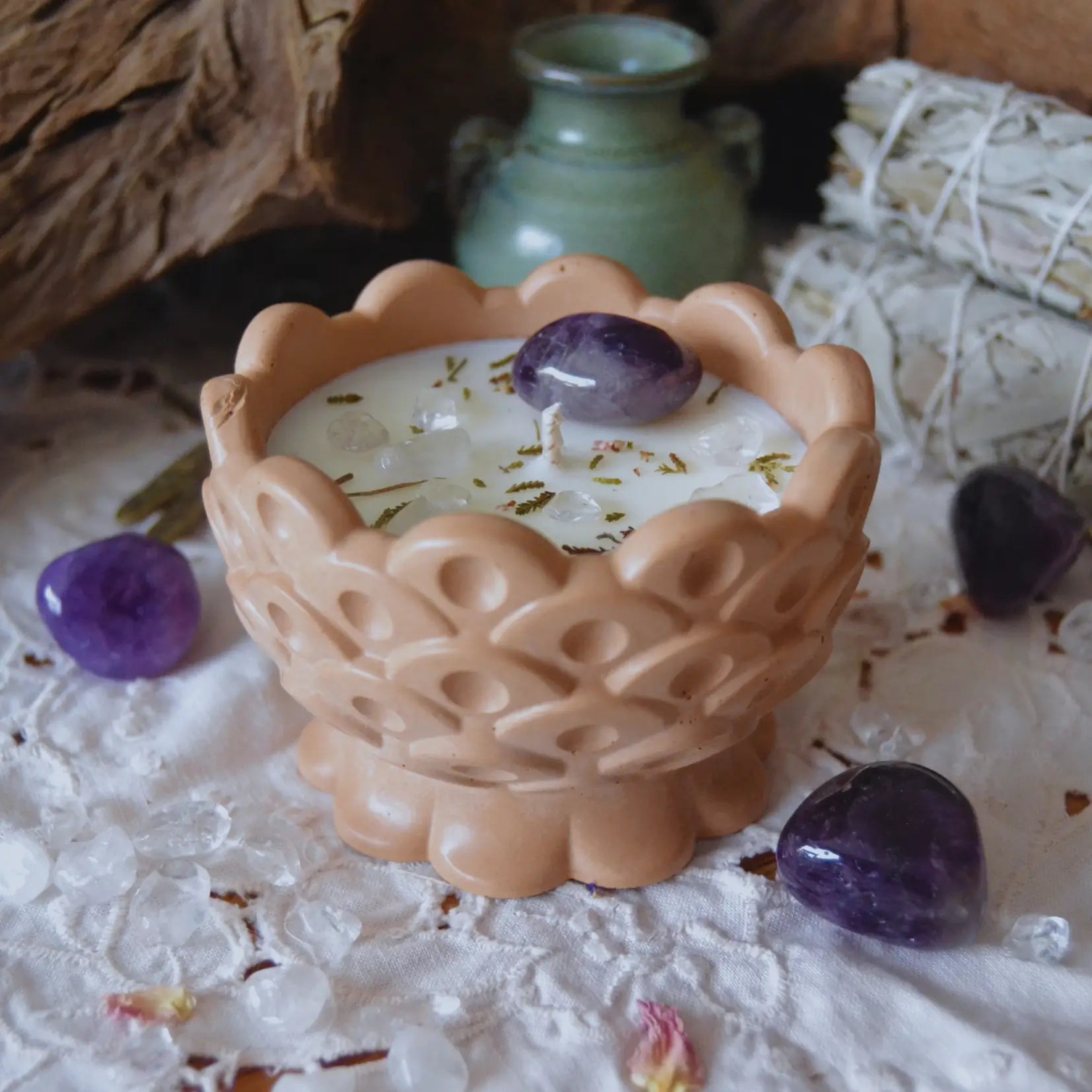 Bougie rituel d'intention sérénité et éveil — Améthyste et Cristal de roche – Création artisanale | Le sens des choses – Boutique de bougies parfumées végétales, décorations et savons