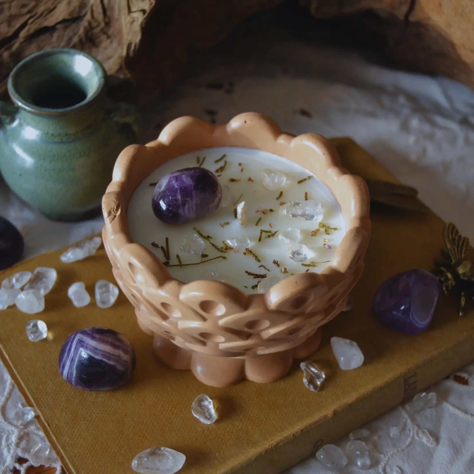 Bougie rituel d'intention sérénité et éveil — Améthyste et Cristal de roche – Création artisanale | Le sens des choses – Boutique de bougies parfumées végétales, décorations et savons